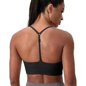 Sujetador deportivo halter con cuello en V profundo para mujer, color liso, transpirable, soporte medio, yoga, sin costuras, diseño con logo frontal recortado - Product Image 2