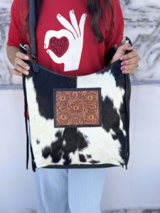 กระเป๋าหนังวัวลายพิเศษ แต่งพู่หนัง สะพายข้าง/สะพายไหล่ ดีไซน์เก๋  กระเป๋าถือหนังแท้  ตกแต่งลายด้วยมือ สำหรับผู้หญิง ใช้งานได้หลากหลาย - Product Image 4