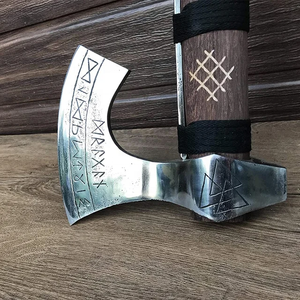 Hacha decorativa de estilo vikingo de moda con runas nórdicas grabadas, cabeza de metal ornamental y mango de madera envuelto. - Product Image 6