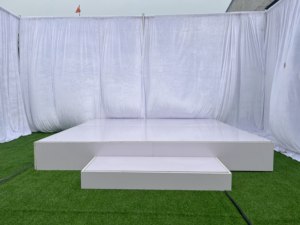 Scène blanche brillante personnalisable de 8 x 16 pieds pour événements, mariages et locations, installation rapide et portable pour la location - Product Image 3