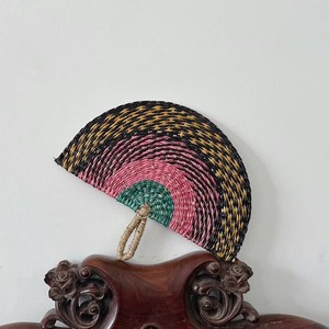 Éventail mural tressé coloré personnalisé en gros, en jonc de mer, style bohème, décoration intérieure naturelle, fabriqué par King Craft Viet - Product Image 1
