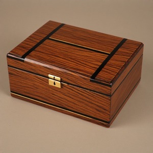 Estuche de viaje compacto de madera premium para cigarros, diseñado para un fácil manejo y una protección confiable de cigarros finos. - Product Image 2