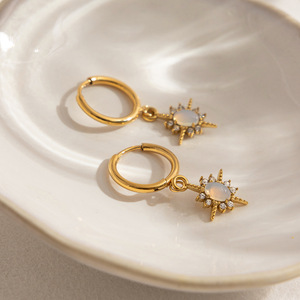 Pendientes de Aro Huggie con Estrella de Ópalo en Acero Inoxidable Chapado en Oro de 18K, Gran Venta - Product Image 2