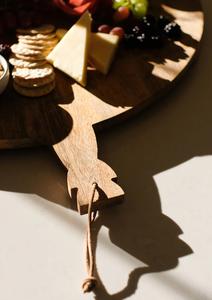 Planche à découper en bois d'acacia, design rustique rond, épaisse, durable, sûre pour les couteaux, idéale pour couper, servir et présenter élégamment en cuisine - Product Image 4