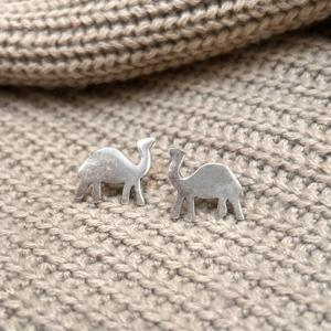 Boucles d'oreilles minimalistes en forme de chameau, boucles d'oreilles en laiton plaqué argent, boucles d'oreilles minimalistes pour femmes, boucles d'oreilles en laiton en gros - Product Image 4