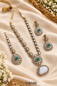 Ensemble de bijoux Kundan Mehendi indien traditionnel, collier plaqué or antique avec boucles d'oreilles et Maang Tikka pour les mariées, pour femmes - Product Image 5