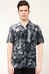 Chemise pour homme en polyester noir à imprimé plumes, coupe classique, conçue pour un style décontracté international, à porter en été, avec col chemise et manches courtes - Product Image 3