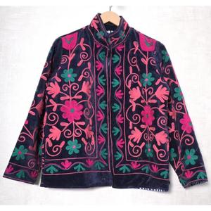 เสื้อแจ็คเก็ตกำมะหยี่ซูซานีทำมือสำหรับผู้หญิง สไตล์โบโฮ ตกแต่งลายควิลท์  ชุดสำหรับงานเทศกาล  เสื้อโค้ทสไตล์โบฮีเมียนวินเทจ - Product Image 4