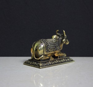 Figura de Nandi Hecha a Mano en Latón, Pieza Decorativa Tradicional con Diseño Intrincado Grabado - Product Image 2