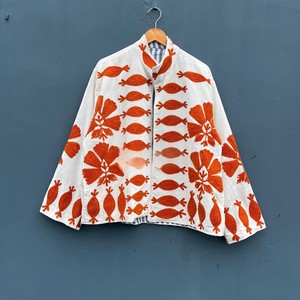 Veste en velours brodée Suzani vintage faite à la main, matelassée, pour femme, manteau d'hiver, style bohème chic, motif floral orange rouille, vêtement d'extérieur - Product Image 1