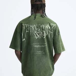 เสื้อยืดผู้ชายสไตล์วินเทจทรงโอเวอร์ไซส์ ผ้าฝ้าย 100% หนัก 230 กรัม แขนสั้น ซักย้อมสีแบบวินเทจ สำหรับฤดูร้อน ขายส่งแบบกำหนดเองได้ - Product Image 2
