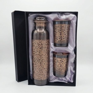Vase conique en cuivre oxydé noir contemporain à motif botanique |   Trio de cadeaux en cuivre gravé respectueux de l'environnement - Product Image 4