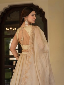 Blusa Bordada con Lentejuelas y Conjunto de Lehenga Dorado Liso - Product Image 2