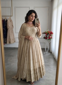 Conjunto de traje festivo de tres piezas para mujer: Kurta acampanada de seda Chinon con efecto espejo, pantalones de algodón y dupatta con acabado, acolchado y cosido. - Product Image 1