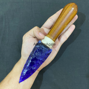 AashimAgate – Sculpture artisanale en verre fluorite bleue faite à la main avec manche en bois, objet de collection - Product Image 2