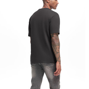 เสื้อยืดคอกลมสีดำล้วนสำหรับผู้ชาย ทรงปกติ สวมใส่สบาย ผ้าเจอร์ซีย์ ดีไซน์คลาสสิกมีเอกลักษณ์ พร้อมบริการสกรีนลายตามสั่ง - Product Image 2