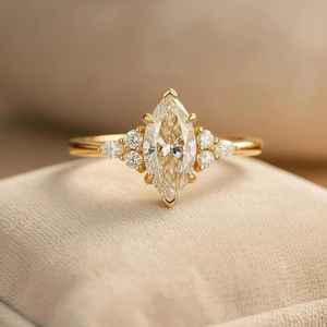 แหวนเพชรโมอิสซาไนต์ทรงมาร์คีส์คลาสสิกสำหรับผู้หญิง เงินแท้ 925 ชุบทอง ของขวัญขอแต่งงานสุดหรูสำหรับเธอ - Product Image 1