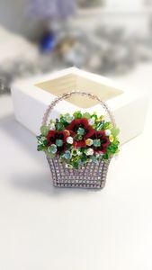 Broche Bordado a Mano con Cuentas y Diseño Floral Elegante de MD HANDICRAFTS, para Bodas y Ocasiones Especiales, para Mujeres y Niñas - Product Image 5