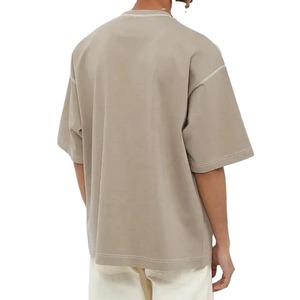เสื้อยืดคอกลมแขนสั้นสีเบจสำหรับผู้ชาย แต่งขอบตัดกัน ทรงปกติ สวมใส่สบาย ผ้าฝ้ายเจอร์ซีย์ 100% สีพื้น ความยาวปกติ - Product Image 2