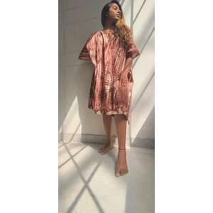 ชุดคาฟตันสั้นคุณภาพสูงสำหรับผู้หญิง งานแฮนด์เมด สวมใส่สบาย ทรงปกติ ย้อมสีด้วยมือ ความยาวระดับเข่า ดีไซน์สวยงาม เป็นมิตรต่อสิ่งแวดล้อม - Product Image 1