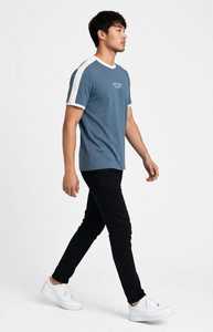 เสื้อยืดคอกลมผู้ชาย ONETEN สีน้ำเงิน ลายบล็อกสี โลโก้ด้านหน้า แขนสั้นลำลอง ผ้าฝ้าย 100% ระบายอากาศได้ดี เหมาะสำหรับฤดูใบไม้ร่วง - Product Image 4