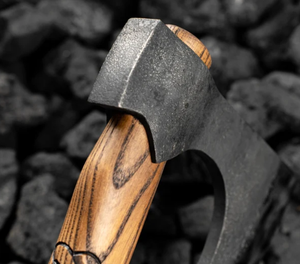 Hacha de acero UM STEEL con espalda plana, hoja de acero inoxidable con 5 filos, grado industrial, forjada a mano, mango de madera, hacha para exteriores - Product Image 3