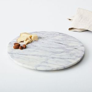 Elegante tabla de cortar de mármol para servir queso, frutas y aperitivos gourmet - Product Image 5