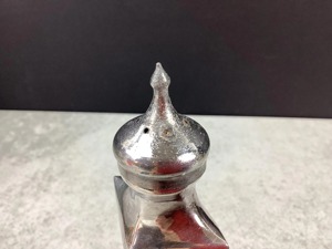 Ensemble décoratif de salière et poivrière vintage en argent, idéal pour la mise en scène de table et l'utilisation quotidienne à la salle à manger, provenant d'Inde. - Product Image 4