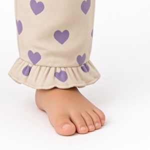 Conjunto de Pijama para Niñas al por Mayor con Estampado de Corazones, Top con Cuello con Volantes y Lazo, y Pantalones Largos, Conjunto de Dos Piezas para Dormir - Product Image 2