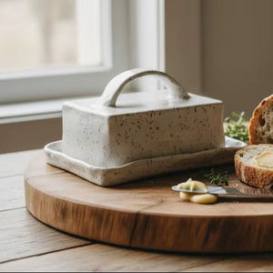 Mantequillera Estilo Rústico con Tapa de Arco y Acabado Esmaltado Moteado, Bandeja Profunda para Servir, Elegante Solución para Almacenar Mantequilla en la Cocina - Product Image 1