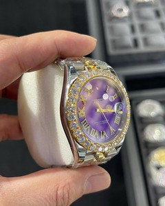 Reloj Mecánico de Acero Inoxidable con Bisel de Diamantes Morados, Esfera con Números Romanos, Cristal de Zafiro y Brazalete Dorado - Product Image 4