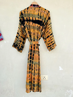 Kimono Panjang V-neck Halus dengan Motif Tie Dye Sutra Hitam Kuning yang Indah Ukuran Bebas untuk Dipakai di Festival Musim Semi Musim Panas Musim Gugur.