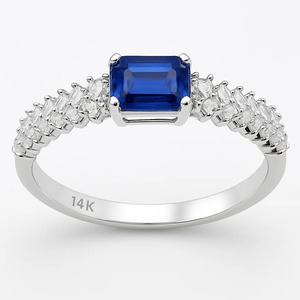 Bague de fiançailles de luxe en or blanc 14 carats certifiée IGI avec saphir bleu taille émeraude et pierres latérales en diamant taille baguette, plaquée rhodium - Product Image 1