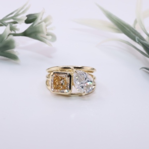 Anillo de compromiso de oro amarillo con diamantes cultivados en laboratorio Toi et Moi, corte almohada y pera, dos piedras, banda dividida, triple banda, joyería fina, regalo - Product Image 1