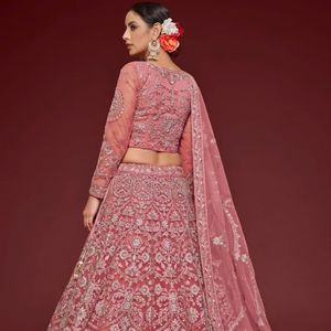 Lehenga Choli en tissu filet doux, coupe trapèze, avec broderie Zari Badla et Dupatta orné de paillettes et de Dori - Product Image 3