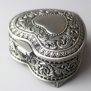 Elegante Caja Decorativa de Metal, Almacenamiento de Lujo para Mesa, por Tradebyd - Product Image 1