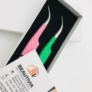 Pinzas curvadas en J personalizadas profesionales, aplicador de fibra de extensión de pestañas de acero inoxidable sostenible, grabado en Punta fuerte - Product Image 2