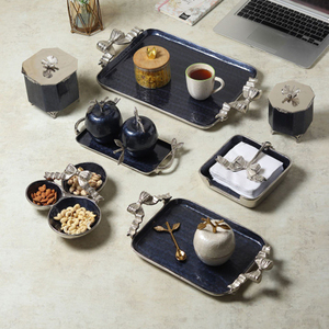 Elegante bandeja color marfil con asas doradas esculpidas en ambos lados, un accesorio de lujo sofisticado para una recepción refinada. - Product Image 6