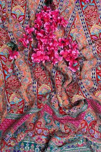 ผ้าพิมพ์ลายดอกไม้สีแดงพีชพร้อมลายเส้นและขอบตกแต่ง สำหรับตัดเย็บชุดคุर्ติ ผ้าสำหรับชุดพื้นเมือง - Product Image 4