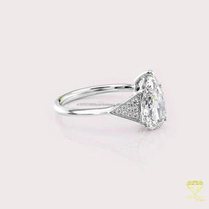 Bague de fiançailles en moissanite taille poire avec pierres latérales triangulaires en or blanc, bague de mariée à trois pierres, bague de promesse élégante, bague de mariage - Product Image 2