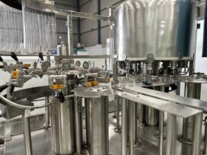 Système de remplissage automatique de bouteilles en plastique à grande vitesse, pompe à 6 buses, haute productivité, moteur à engrenages, PLC pour l'eau minérale industrielle - Product Image 2