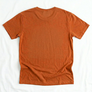 Camiseta unisex color naranja óxido con estampado de bate y pelota de béisbol, cuello redondo, manga corta, estilo casual, algodón, corte regular, para todas las estaciones. - Product Image 2