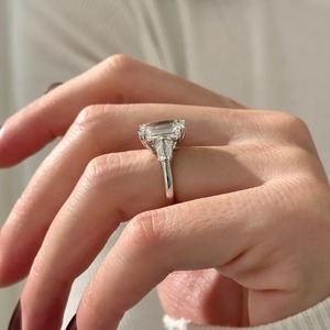 Bague à trois pierres en or blanc 18 carats avec diamant de laboratoire taille émeraude 5 carats couleur E certifié IGI pour femme - Product Image 2