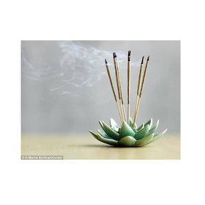 Porte-encens minimaliste en céramique blanche, brûleur d'encens floral en porcelaine, attrape-cendres décoratif pour salle de méditation - Product Image 2
