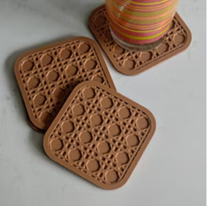 Ensemble de dessous-de-verre ronds en rotin tressé naturel avec support de rangement assorti pour tables à manger, disponible à prix de gros. - Product Image 3