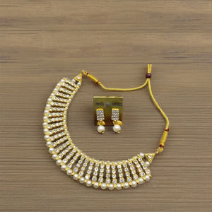 Parure de collier ras-du-cou traditionnelle ethnique certifiée, en alliage plaqué argent de haute qualité, ornée de cristaux de corail et de strass, motif floral, pour mariage et soirée - Product Image 4