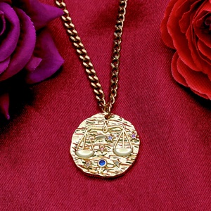 Collier Pendentif Zodiaque Balance en Argent 925 Plaqué Or, Médaillon Texturé Écailles, Chaîne Gourmette CZ Colorée, Vente en Gros - Product Image 6