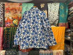 Chaqueta de Algodón Acolchada Reversible Hecha a Mano con Diseño Kantha de Jaif Textiles, Cierre con Botones de Cuerno, Ecológica, para Mujer - Product Image 6