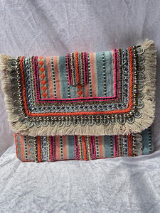 Pochette artisanale brodée à franges avec miroir et garniture à pièces, sac à main textile bohème pour festival - Product Image 2