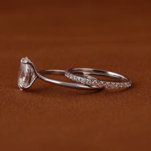 Anillo de compromiso de lujo con diamante ovalado cultivado en laboratorio y banda pavé en oro blanco de 14K para mujer, elegante anillo solitario nupcial, regalo. - Product Image 4